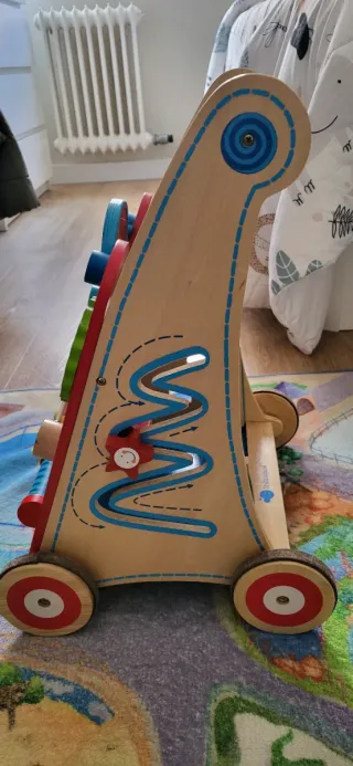 Correpasillos de madera con juegos para bebé