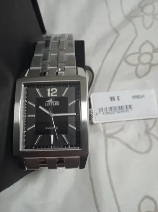 Reloj Lotus Cuadrado Negro y Plateado hombre.