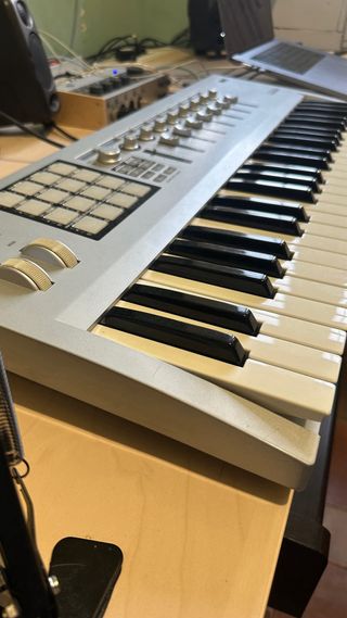 Controlador MIDI Korg Kontrol49