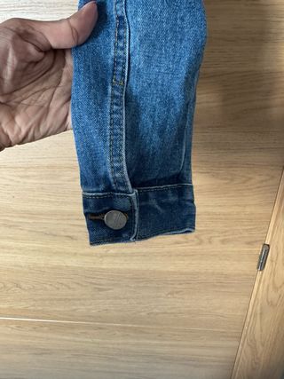 Chaqueta vaquera corta desgarrada