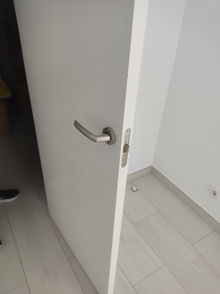 Puerta madera maciza lacada blanco