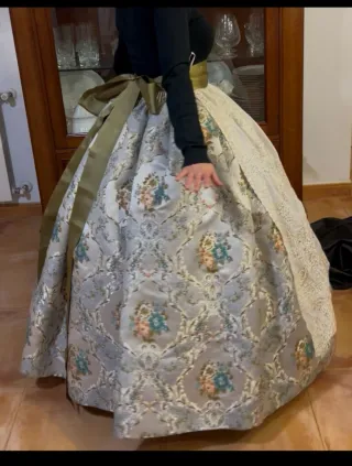Traje de Fallera talla 36/38 con manteletas batist