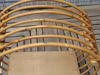 Estanterías redondas de bambú y madera