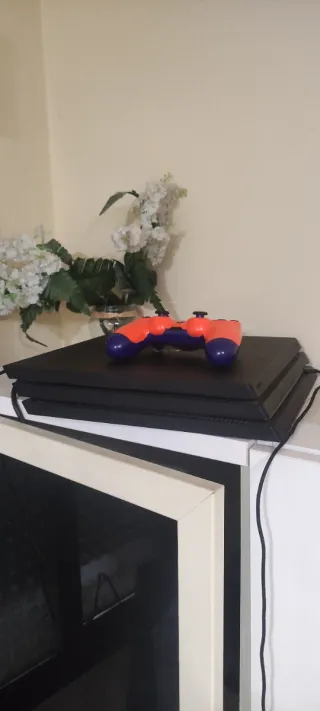 PS4 Pro + 2 Mandos Naranja/Morado