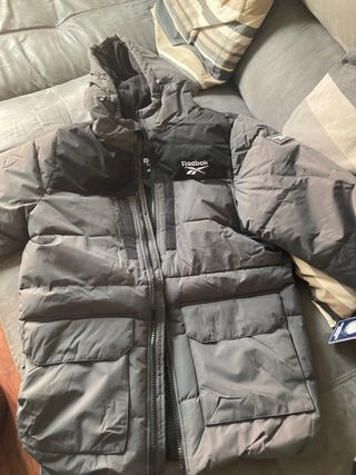 Abrigo Reebok gris y negro