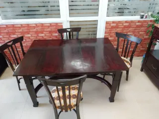 Mesa de madera hecha a mano con 4 sillas