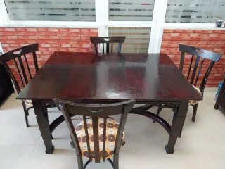 Mesa de madera hecha a mano con 4 sillas
