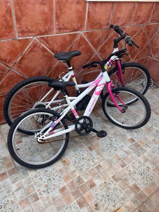 Bicicletas infantiles blancas y rosas