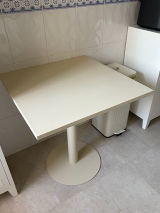 Mesa cuadrada Sklum beige metálica