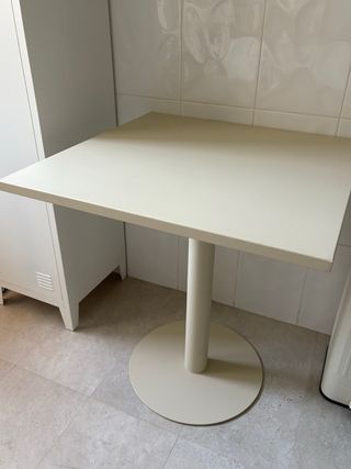 Mesa cuadrada Sklum beige metálica