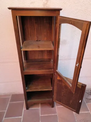 Armario vitrina de madera con cristal