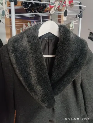 Abrigo Zara gris con cuello de pelo