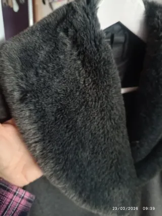 Abrigo Zara gris con cuello de pelo