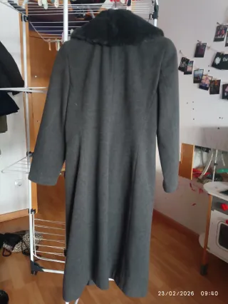 Abrigo Zara gris con cuello de pelo
