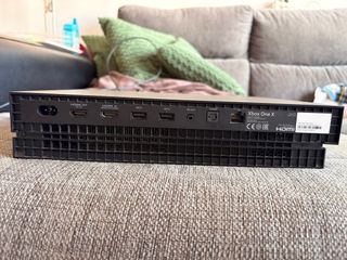 Xbox One X 1TB + Mando y Juegos