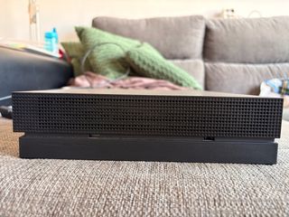 Xbox One X 1TB + Mando y Juegos