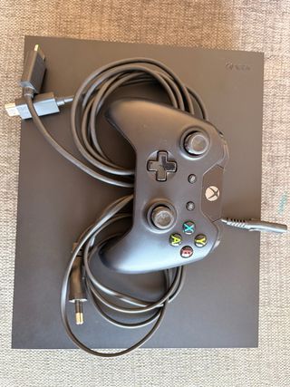 Xbox One X 1TB + Mando y Juegos