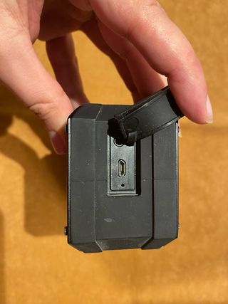 Altavoz portátil negro marca VTIN