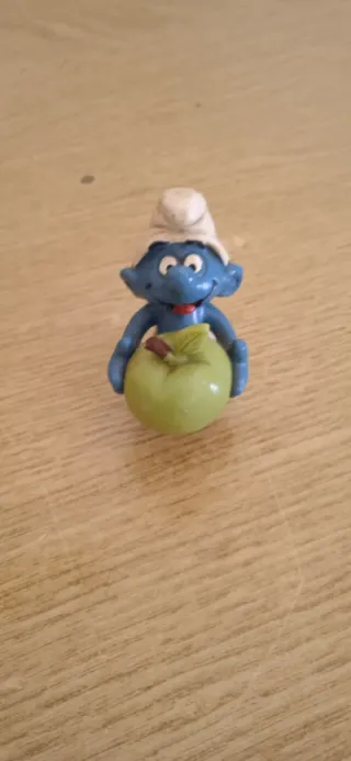 Statuetta Puffo con mela