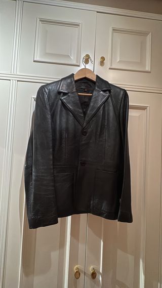 Chaqueta de cuero negra. Tala L