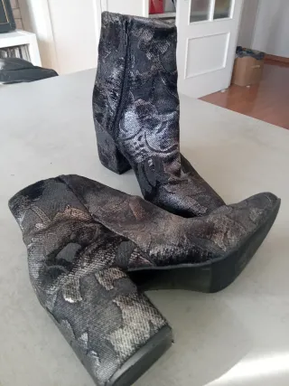 Botines piel estampados gris y plata