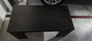 Mesa de madera marrón