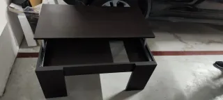 Mesa de madera marrón