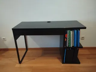 Escritorio Ikea negro con cajón y estanterías
