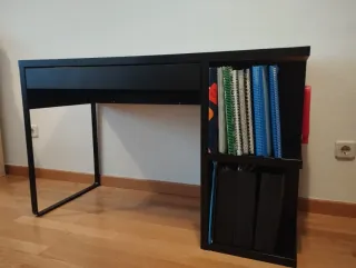 Escritorio Ikea negro con cajón y estanterías