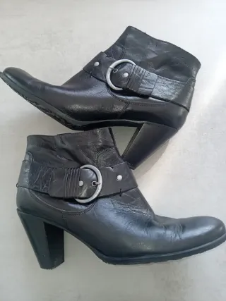 Botines de piel negros con hebilla