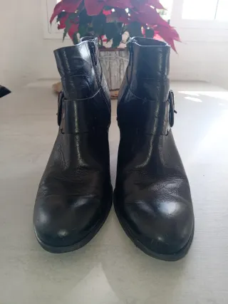 Botines de piel negros con hebilla