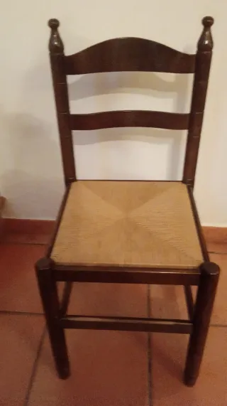 4 Sillas Madera resistente y estables