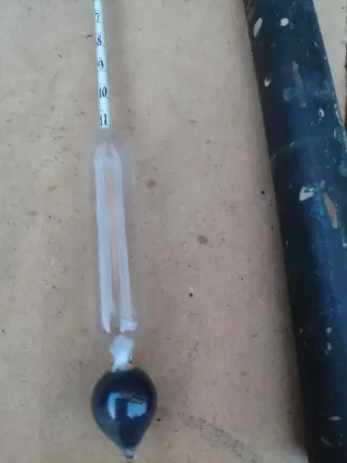 Antiguo densímetro de vidrio