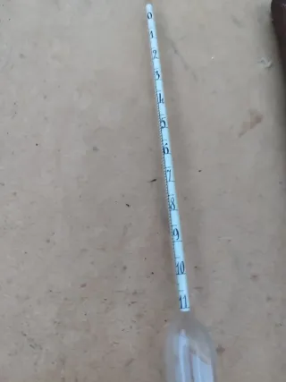 Antiguo densímetro de vidrio