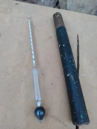 Antiguo densímetro de vidrio