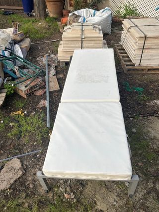 Lettino da esterno in metallo e vimini