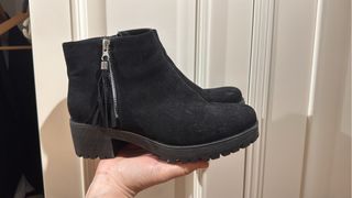 Botas negras con cremallera y flecos