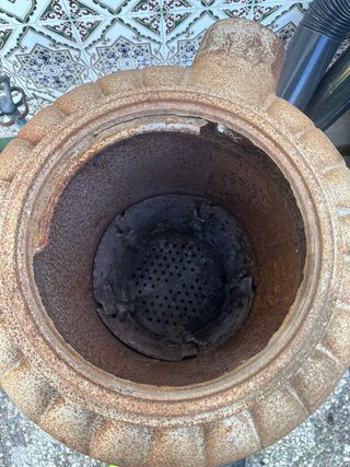 Estufa de leña antigua decorativa