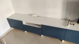 Mueble TV Bësta Ikea azul y blanco