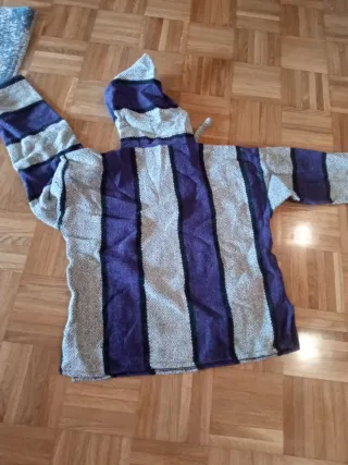 Poncho talla M morado y gris