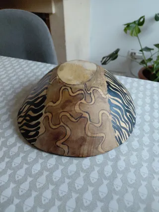 Cuenco africano de madera decorado