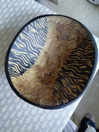 Cuenco africano de madera decorado