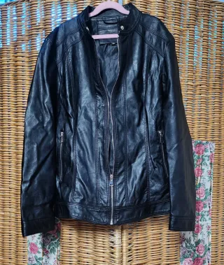 Cazadora negra de polipiel