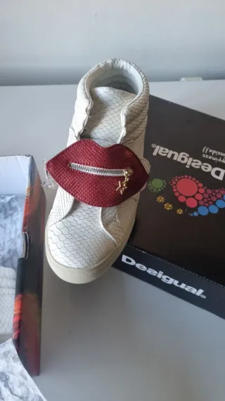 Scarpe Desigual bianche con cuore rosso