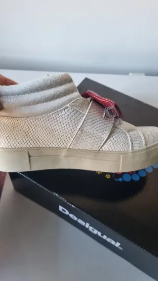 Scarpe Desigual bianche con cuore rosso