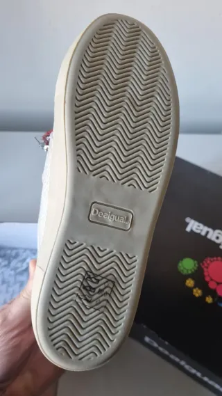 Scarpe Desigual bianche con cuore rosso