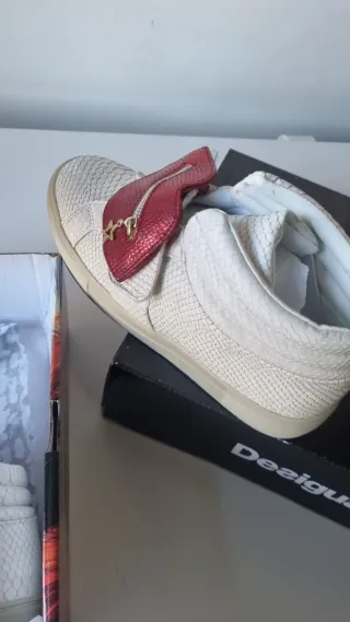 Scarpe Desigual bianche con cuore rosso