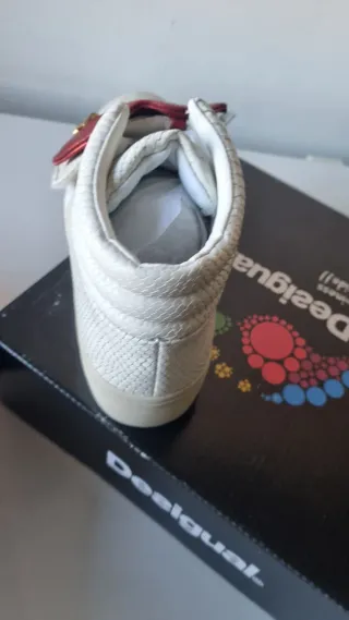 Scarpe Desigual bianche con cuore rosso