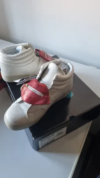 Scarpe Desigual bianche con cuore rosso