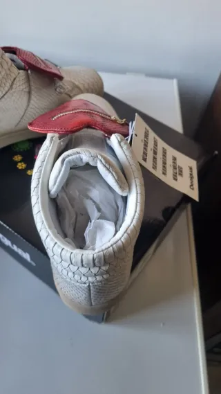 Scarpe Desigual bianche con cuore rosso